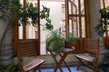 Centro Comercial de los Bajos del Palacio de los Marqueses de Valverde en 
 la calle San Ignacio .-J.M. LOSTAU