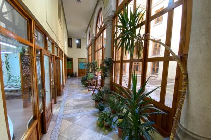 Centro Comercial de los Bajos del Palacio de los Marqueses de Valverde en 
 la calle San Ignacio .-J.M. LOSTAU