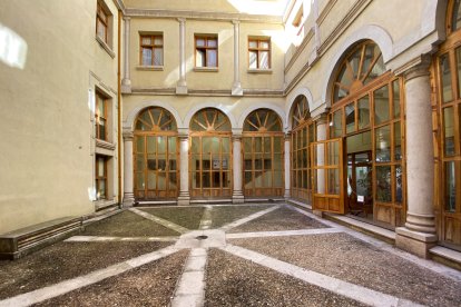 Centro Comercial de los Bajos del Palacio de los Marqueses de Valverde en 
 la calle San Ignacio .-J.M. LOSTAU