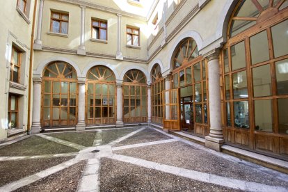 Centro Comercial de los Bajos del Palacio de los Marqueses de Valverde en 
 la calle San Ignacio .-J.M. LOSTAU