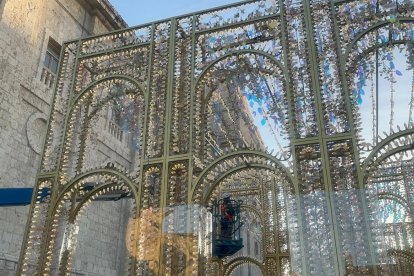 Últimos montajes durante este miércoles para estrenar 'El Palacio de la Luz' en la Navidad de Valladolid. -E.M.