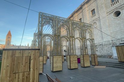 Últimos montajes durante este miércoles para estrenar 'El Palacio de la Luz' en la Navidad de Valladolid. -E.M.