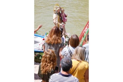 Procesión fluvial de la Virgen del Carmen por el río Pisuerga en Valladolid .-PHOTOGENIC