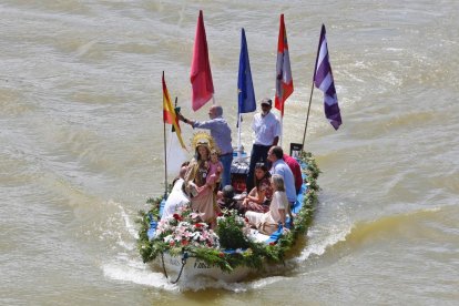 Procesión fluvial de la Virgen del Carmen por el río Pisuerga en Valladolid .-PHOTOGENIC