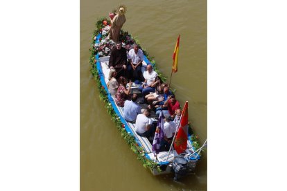 Procesión fluvial de la Virgen del Carmen por el río Pisuerga en Valladolid .-PHOTOGENIC