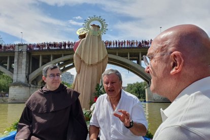 El alcalde de Valladolid, Jesús Julio Carnero,  y otros miembros de la corporación municipal durante la procesión fluvial de la Virgen del Carmen por el río Pisuerga .- E.M.