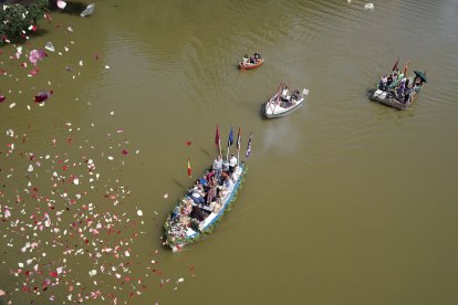 Procesión fluvial de la Virgen del Carmen por el río Pisuerga en Valladolid .-ICAL