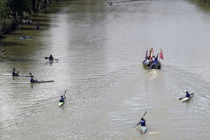 Procesión fluvial de la Virgen del Carmen por el río Pisuerga en Valladolid .-ICAL