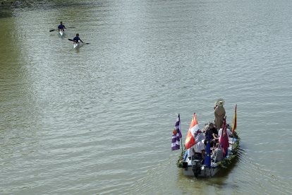 Procesión fluvial de la Virgen del Carmen por el río Pisuerga en Valladolid .-ICAL