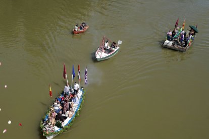 Procesión fluvial de la Virgen del Carmen por el río Pisuerga en Valladolid .-ICAL