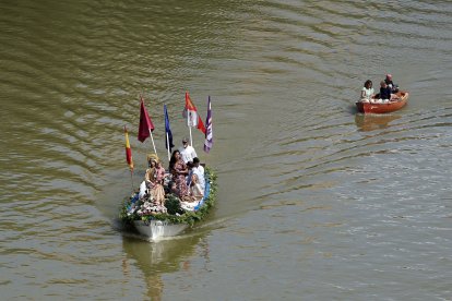 Procesión fluvial de la Virgen del Carmen por el río Pisuerga en Valladolid .-ICAL