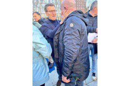 El presidente del Partido Popular, Alberto Núñez Feijóo, junto al candidato a la Alcaldía de Valladolid, Jesús Julio Carnero. E.M.