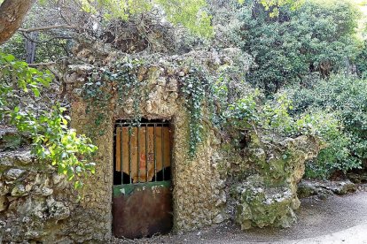 Puerta de entrada a la gruta del Campo Grande que hay junto a la cascada.-J.M. LOSTAU