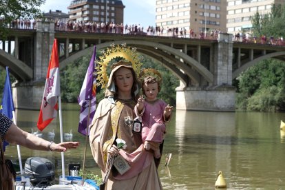 Procesión fluvial de la Virgen del Carmen por el río Pisuerga en Valladolid .-ICAL