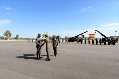 Relevo del Guion del GMANTO II 61 en la base militar El Empecinado durante la entrega del Mando del GMANTO II/61 al Teniente Coronel José Manuel Palomo García. -E.M.