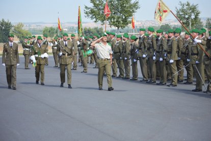 Pasando revista a la formación en la base militar El Empecinado durante la entrega del Mando del GMANTO II/61 al Teniente
Coronel José Manuel Palomo García. -E.M.