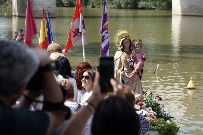 Procesión fluvial de la Virgen del Carmen por el río Pisuerga en Valladolid .-ICAL