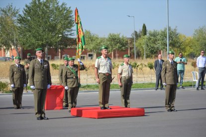 Presidencia del acto en la base militar El Empecinado durante la entrega del Mando del GMANTO II/61 al Teniente
Coronel José Manuel Palomo García. -E.M.