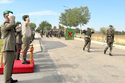 Momento del desfile a pie en la base militar El Empecinado durante la entrega del Mando del GMANTO II/61 al Teniente
Coronel José Manuel Palomo García. -E.M.