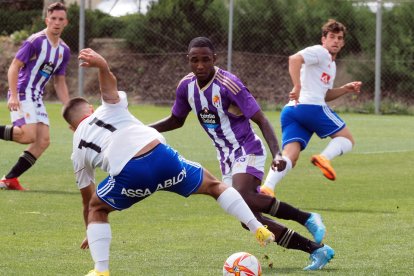 Cedric se marcha de un rival en el duelo ante el Majadahonda. / PHOTOGENIC