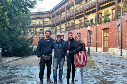 Imagen colgada por Gellida con el equipo de la serie. - TWITTER GELLIDA