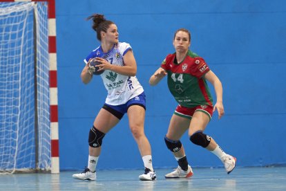 Elena Cuadrado sujeta el balón ante la mirada de Sans. /LOF