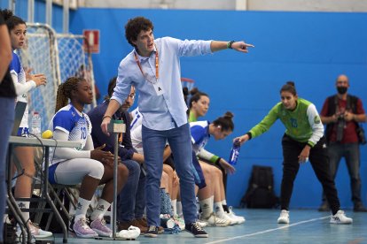 Sergio Escudero, segundo entrenador del Aula, da instrucciones desde la banda. /LOF