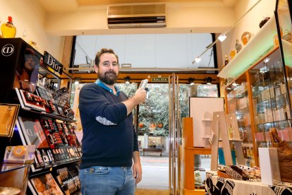 Jaime Ercilla muestra el mando a distancia de la ‘bomba de calor’ instalada en su establecimiento. J.M. LOSTAU