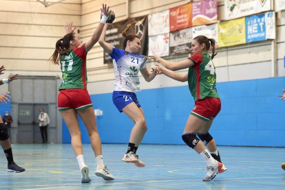 Teresa Álvarez es agarrada por dos jugadoras catalanas. /LOF