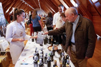 Muestra de aceitas en la Feria de Alimentos de Valladolid. -J.M. LOSTAU