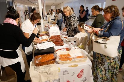 Catálogo de embutidos en la segunda Feria de Alimentos de Valladolid. -J.M. LOSTAU