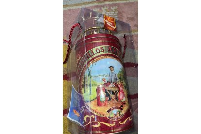 Cubo de barquilleros que ha recibido Óscar Puente por su 54 cumpleaños. -E.M.
