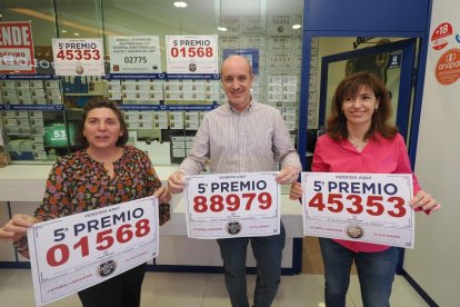 La 'Rana de Oro de Río Shopping celebra tres quintos premios de la Lotería de Navidad 2023, después de la fotografía repartió otro quinto. -PHOTOGENIC