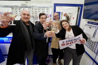 La administración de lotería de Vallsur de Valladolid vende un quinto premio en la Lotería de Navidad 2023. -PHOTOGENIC