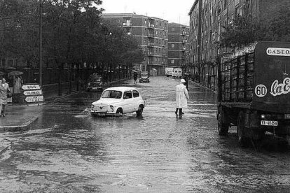 La lluvia causa estragos en los 70 en los accesos a La Rondilla. - ARCHIVO MUNICIPAL DE VALLADOLID