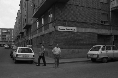 Asociación Familiar Rondilla en la calle Marqués de Santillana en La Rondilla en 1990. - J.M. LOSTAU