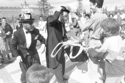 Los vecinos de La Rondilla parodian al ayuntamiento mientras inauguran, a su manera, la calle Mirabel en 1995. - ARCHIVO MUNICIPAL DE VALLADOLID