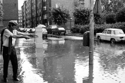 Un vecino de La Rondilla en la calle San Juan de la Cruz de Valladolid en 1997. - ARCHIVO MUNICIPAL DE VALLADOLID