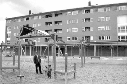 Las viviendas construidas por la asociación de La Rondilla en 1998. - ARCHIVO MUNICIPAL DE VALLADOLID