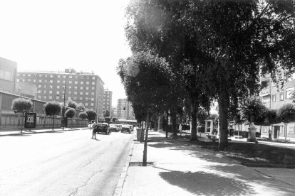 La Rondilla de Santa Teresa, con las tapias del Instituto Zorrilla a la izquierda en 1998. - ARCHIVO MUNICIPAL DE VALLADOLID
