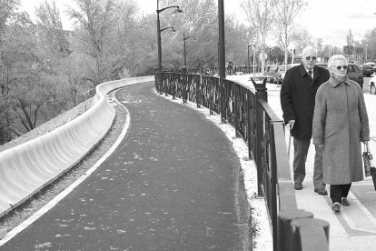 Nuevo carril bici que une los puentes Condesa Eylo y Mayor, en La Rondilla en el año 2000. - ARCHIVO MUNICIPAL DE VALLADOLID