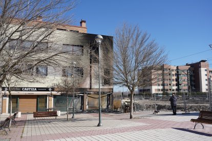Incendio en el mobiliario de la Taberna Castiza ubicada en el Barrio Belén de Valladolid. -ICAL