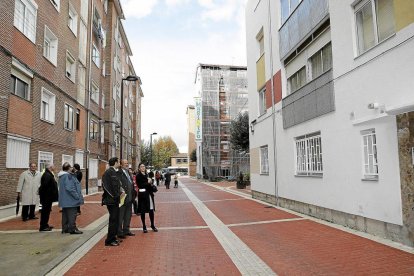 Las calles de la Rondilla visitadas por el alcalde de la ciudad y la concejal de Urbanismo en 2009. - ARCHIVO MUNICIPAL DE VALLADOLID