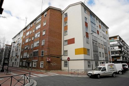 Fachada de uno de los edificios de viviendas de La Rondilla en 2010. - ARCHIVO MUNICIPAL DE VALLADOLID
