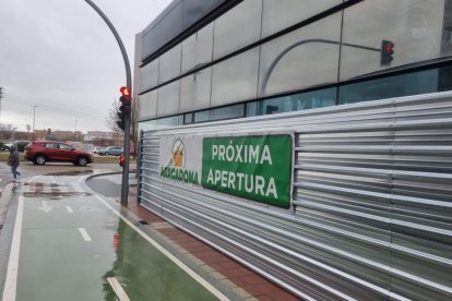 Cartel informativo en la tienda de Mercadona que abrirá sus puertas en noviembre en Delicias. -PHOTOGENIC