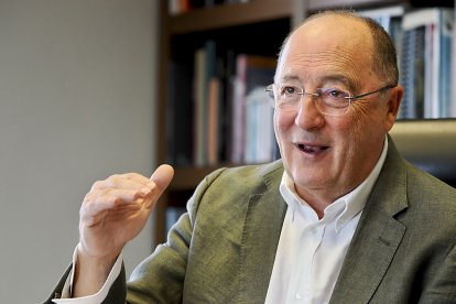 Carlos Moro, presidente de Bodegas Familiares Matarromera, en su despacho en la Bodega Emina Ribera del Duero. PHOTOGENIC / M. A. SANTOS