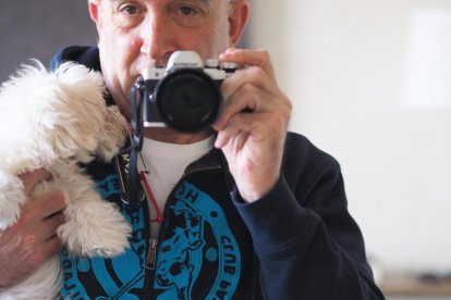 Jesús Julio Carnero con su perra Vilma en su casa.