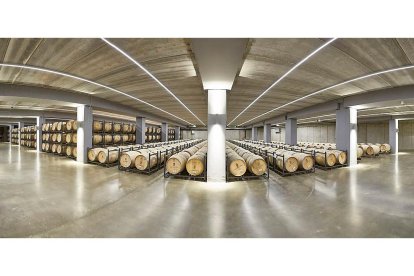 Sala de barricas en la Bodega Matarromera, en Ribera del Duero. B. F. M.