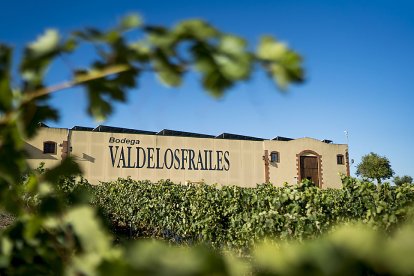 Fachada exterior de Bodega Valdelosfrailes, en la DO Cigales. B. F. M.