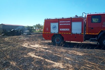 Incendio producido en un coche ubicado en una finca privada de Cigales (Valladolid) que se extendió por los rastrojos y maleza del terreno. Ical